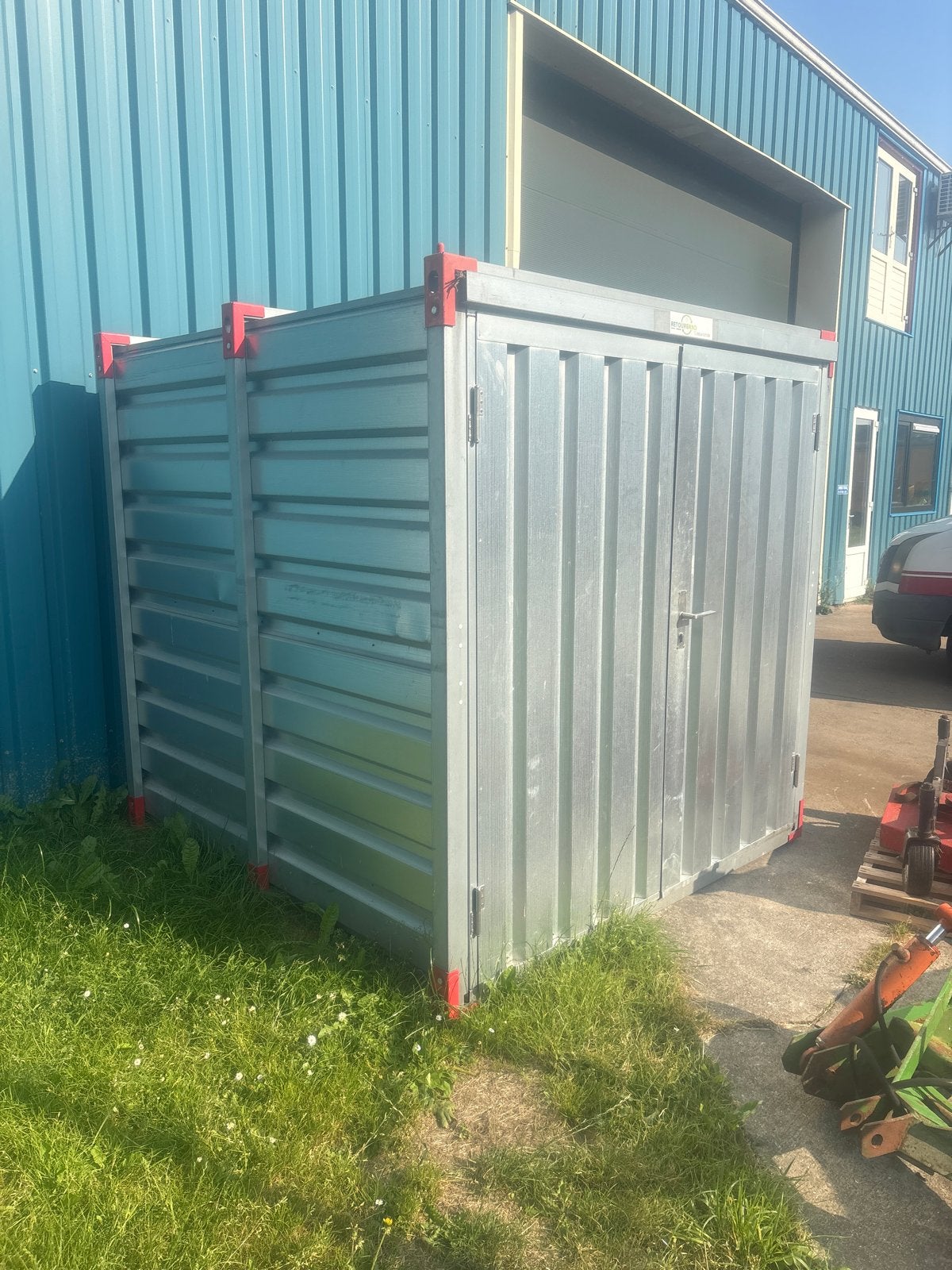Robuuste metalen container met houten vloer, Ophalen