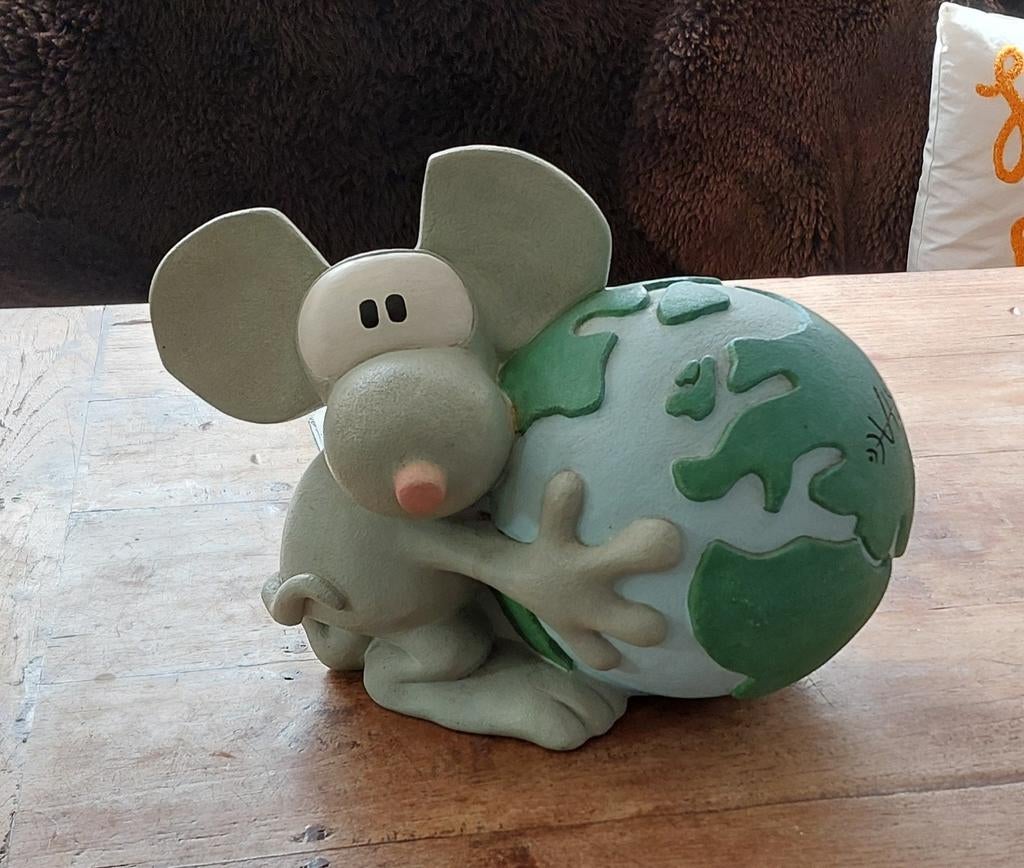 VIS Muis met Wereldbol Beeldje, Ophalen of Verzenden, Zo goed als nieuw, Dier