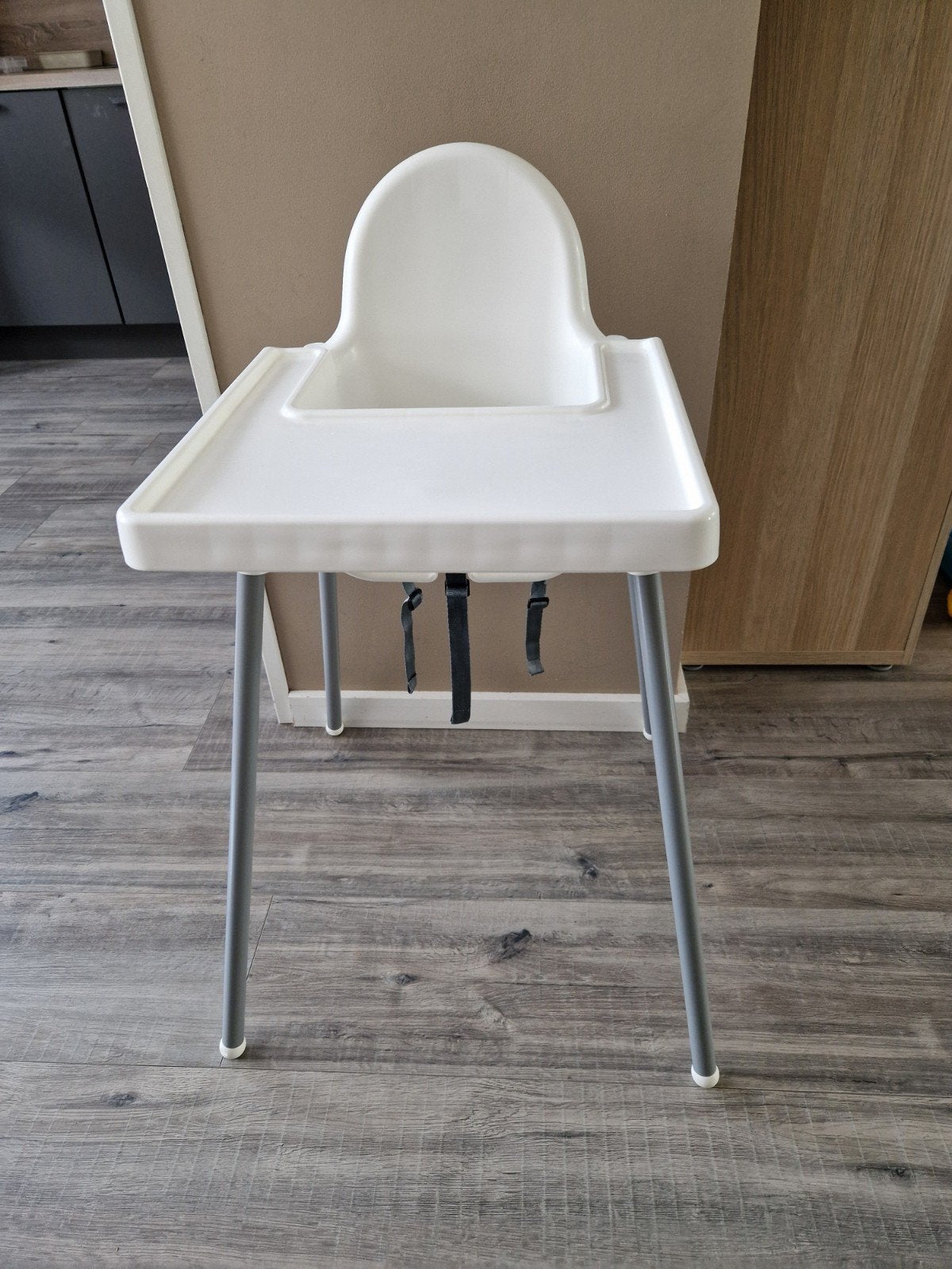 Ikea kinderstoel met beschadigde gordels en krasjes, Ophalen of Verzenden, Gebruikt, Overige typen, Afneembaar eetblad