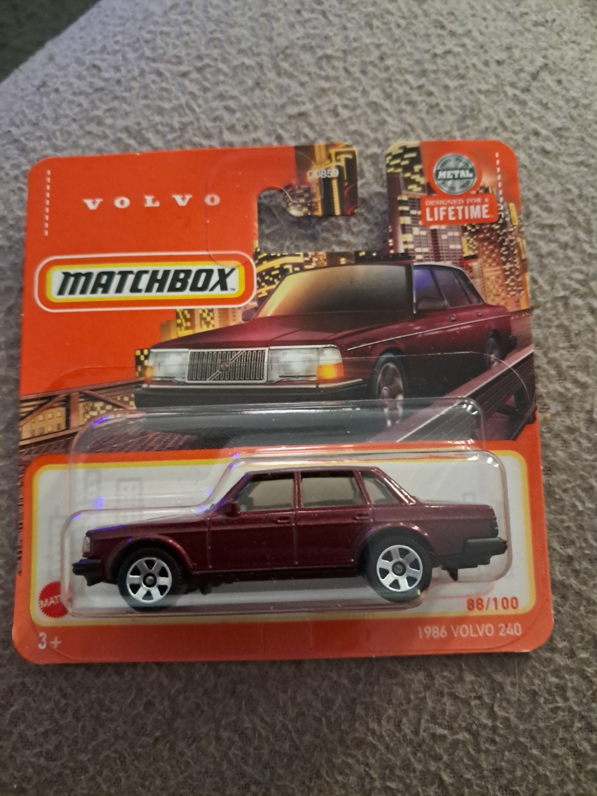 Matchbox 1986 Volvo 240 bordeaux rood nieuw in verpakking, Ophalen of Verzenden, Nieuw, Auto