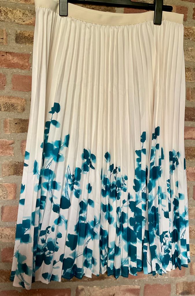 Nieuw! Prachtige plissee rok wit, blauwe bloemen mt 44, Blauw, Maat 42/44 (L), Nieuw, Ophalen of Verzenden