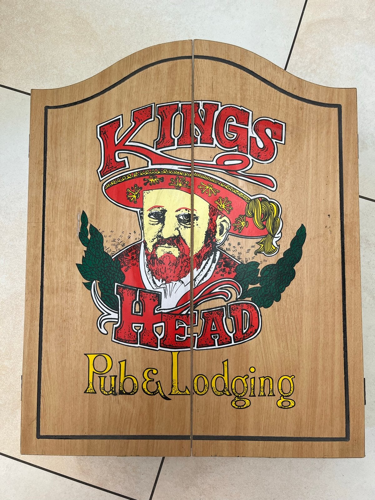 Kings Head Dartbord met kast en pijlen, Sport en Fitness, Darts, Gebruikt, Dartbord met pijlen, Ophalen of Verzenden