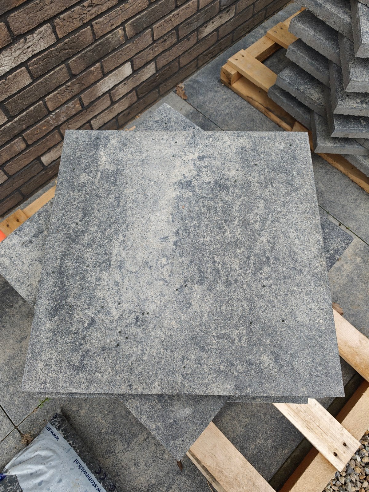 Restpartij Terras: 17x Excluton Grezzo 60x60 + 13x Taupe Ops, Tuin en Terras, Tegels en Klinkers, Nieuw, Beton, Gecoat, Terrastegels