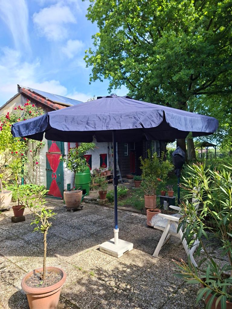 Donkerblauwe parasol met voet, Ophalen of Verzenden, Gebruikt, 2 tot 3 meter, Stokparasol
