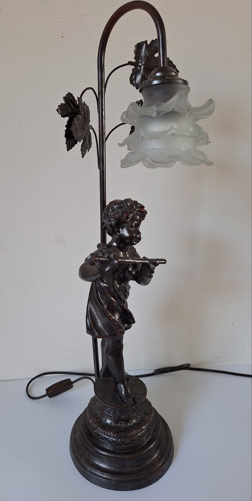 Prachtige antieke lamp bronslook
Jongen met fluit
68,5 x 18,, Antiek en Kunst, Antiek | Lampen, Ophalen of Verzenden