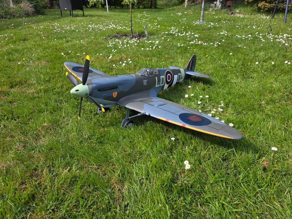 modelvliegtuig Spitfire - Zo goed als nieuw - 1 gevlogen, Zo goed als nieuw, Groter dan 1:72, Vliegtuig, Ophalen