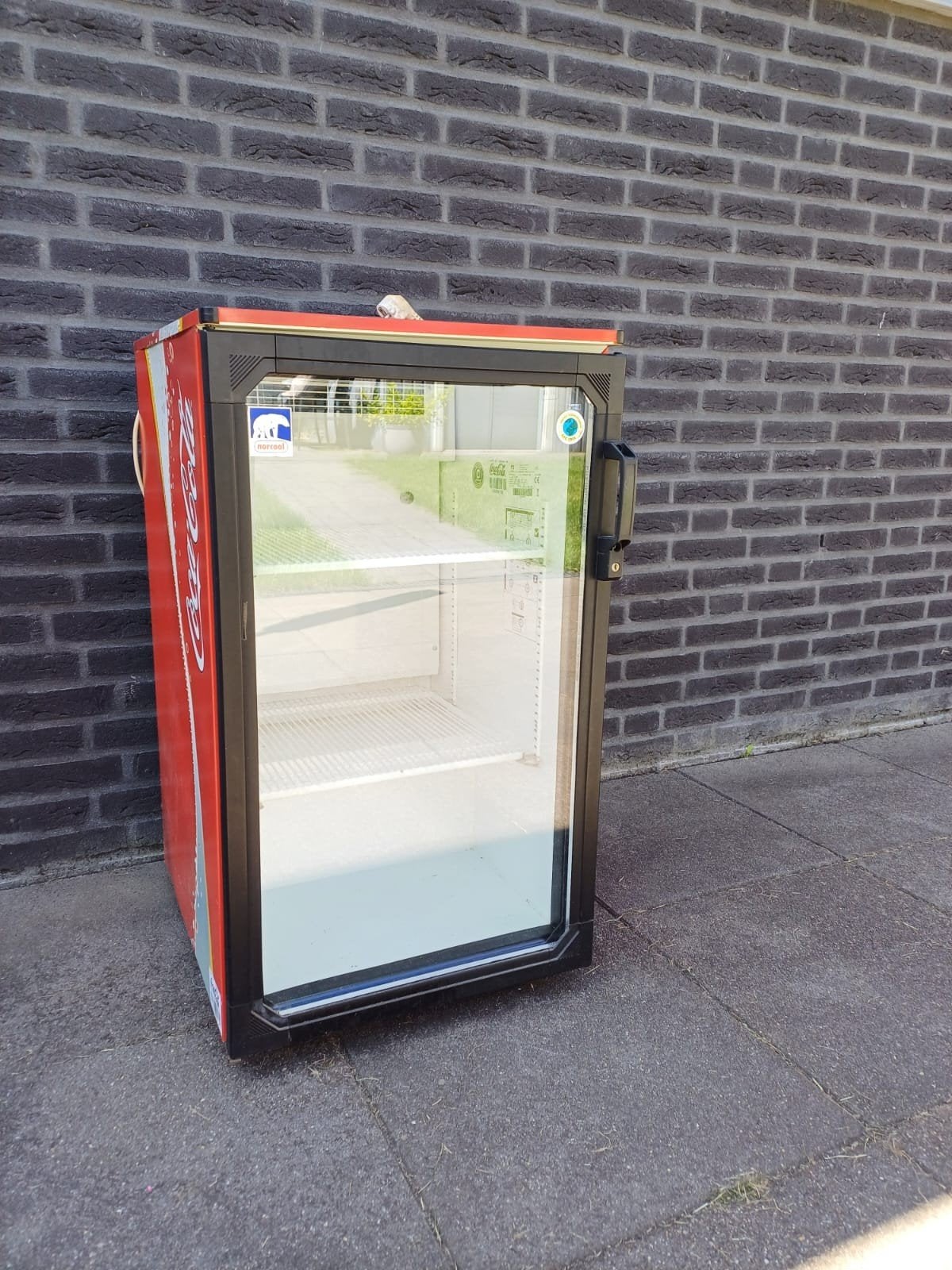 Coca-Cola koelkast - defect (lekt koudemiddel), Witgoed en Apparatuur, Koelkasten en IJskasten, Zonder vriesvak, 100 tot 150 liter