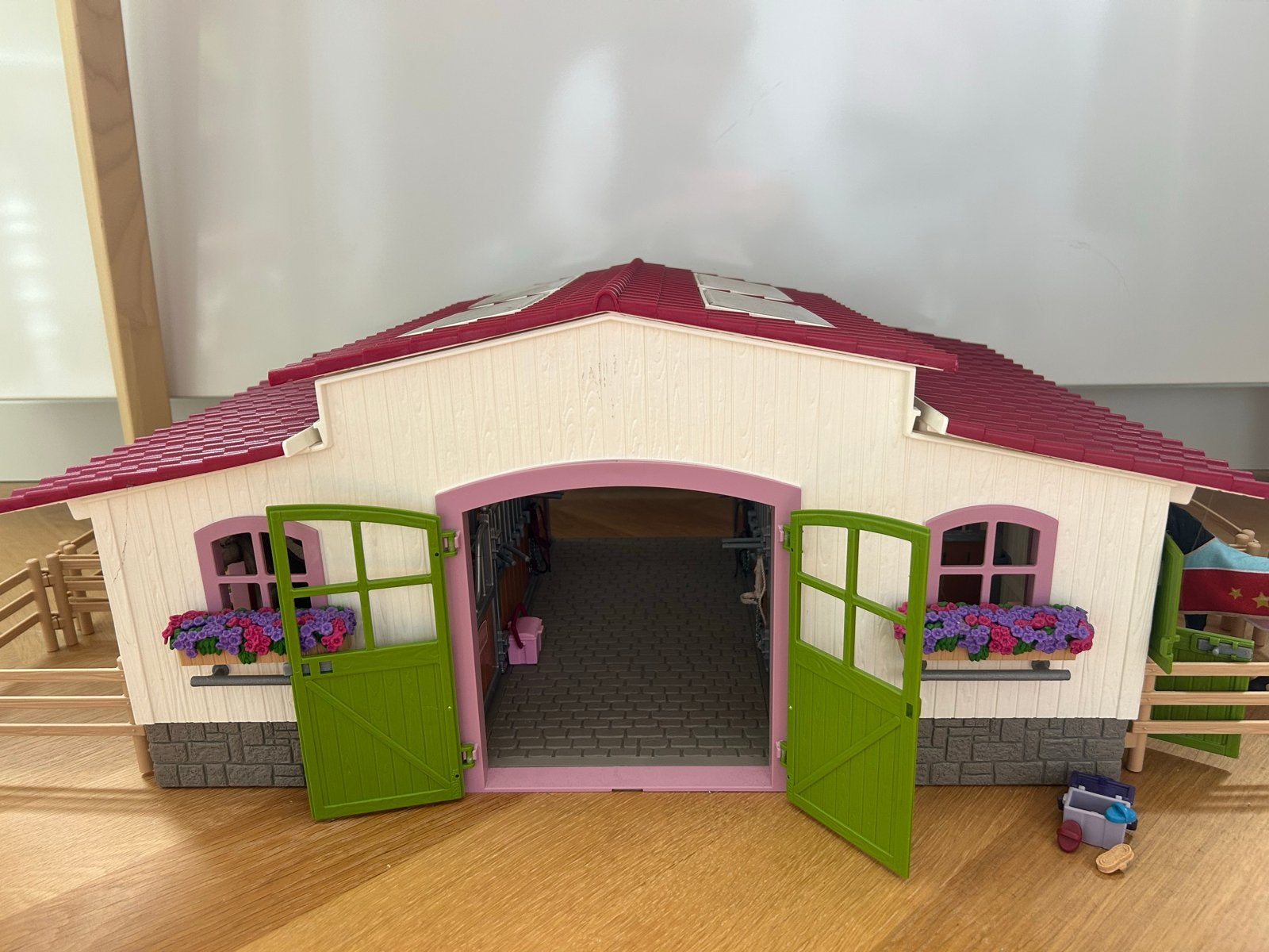 Grote Schleich paardenstal met veel accessoires en paarden, Ophalen of Verzenden, Zo goed als nieuw, Jongen of Meisje