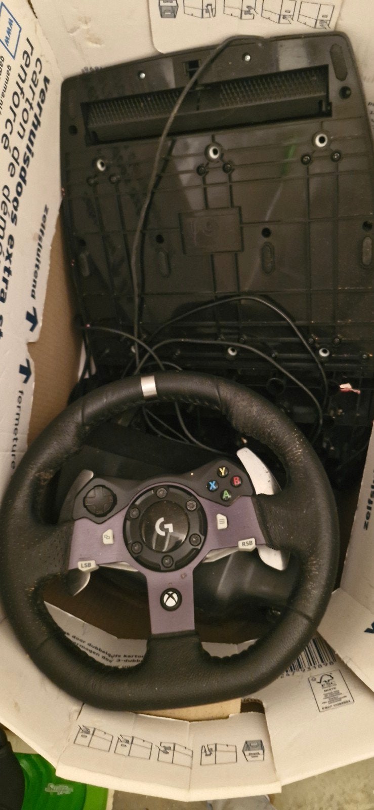 Foto 2 van Logitech racestuur met pedalen voor Xbox
