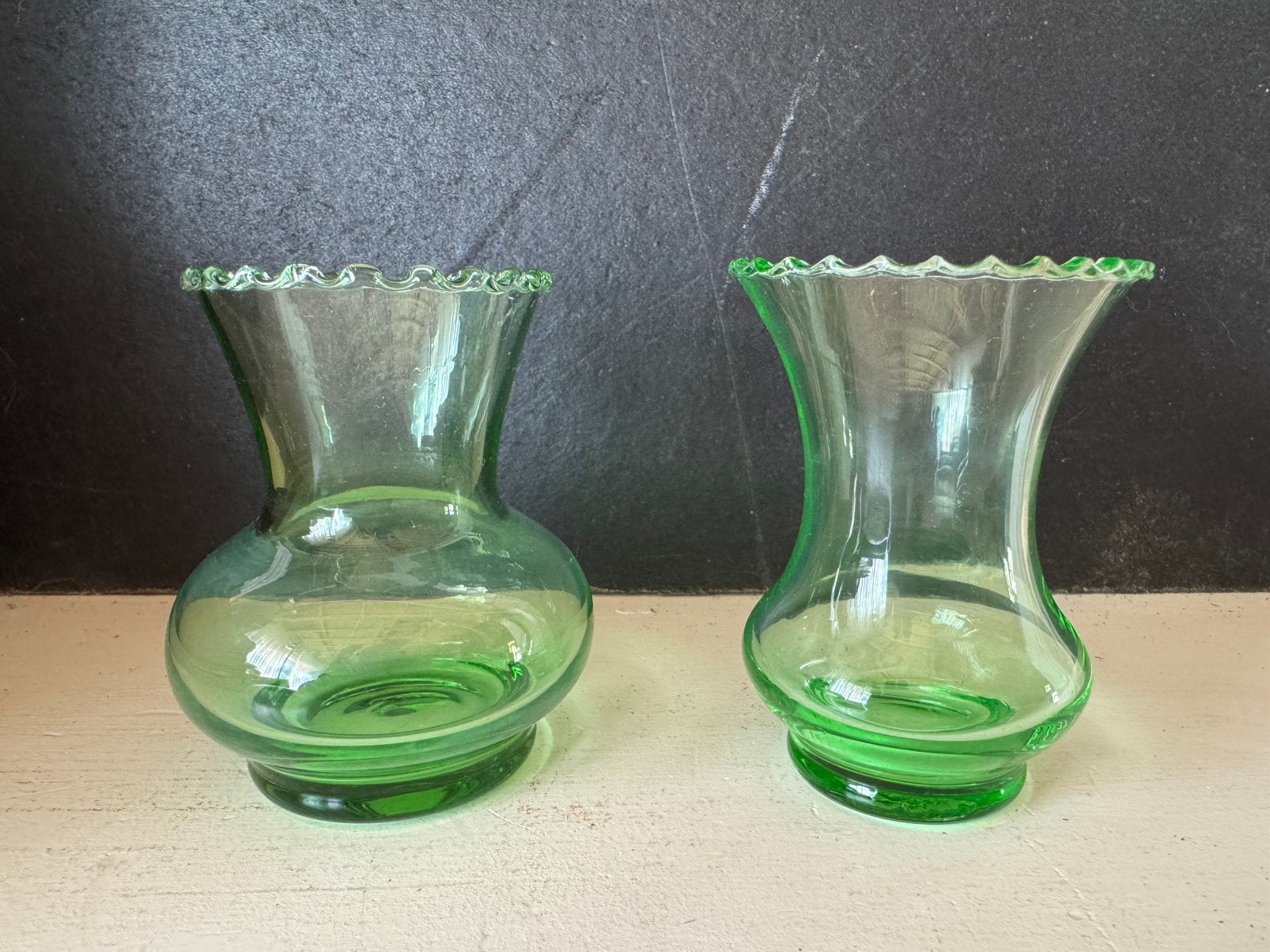 2 vintage groene glazen vaasjes – set van 2, Gebruikt, Ophalen of Verzenden, Glas, 8 cm