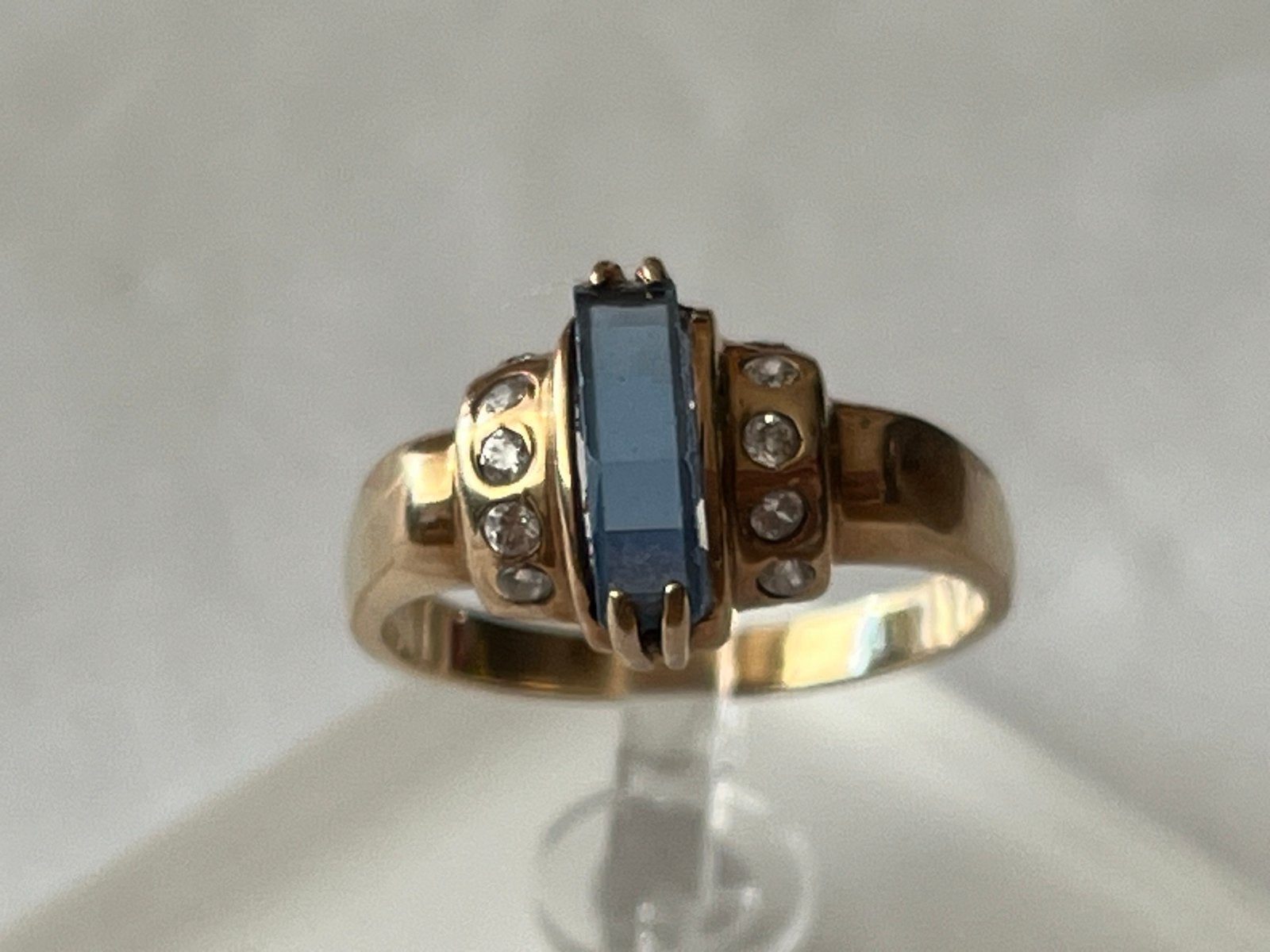 Bijzondere gouden ring met Saffier blauw en wit, Verzenden, Zo goed als nieuw, 17 tot 18, Met edelsteen