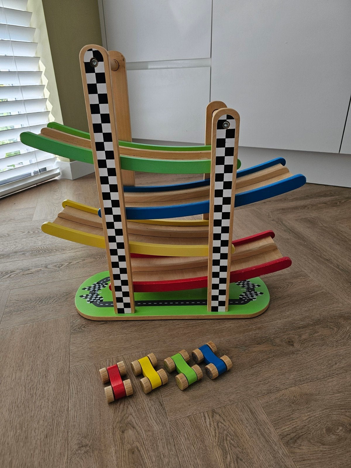 Hape Houten autobaan met 4 auto's, Ophalen of Verzenden, Gebruikt