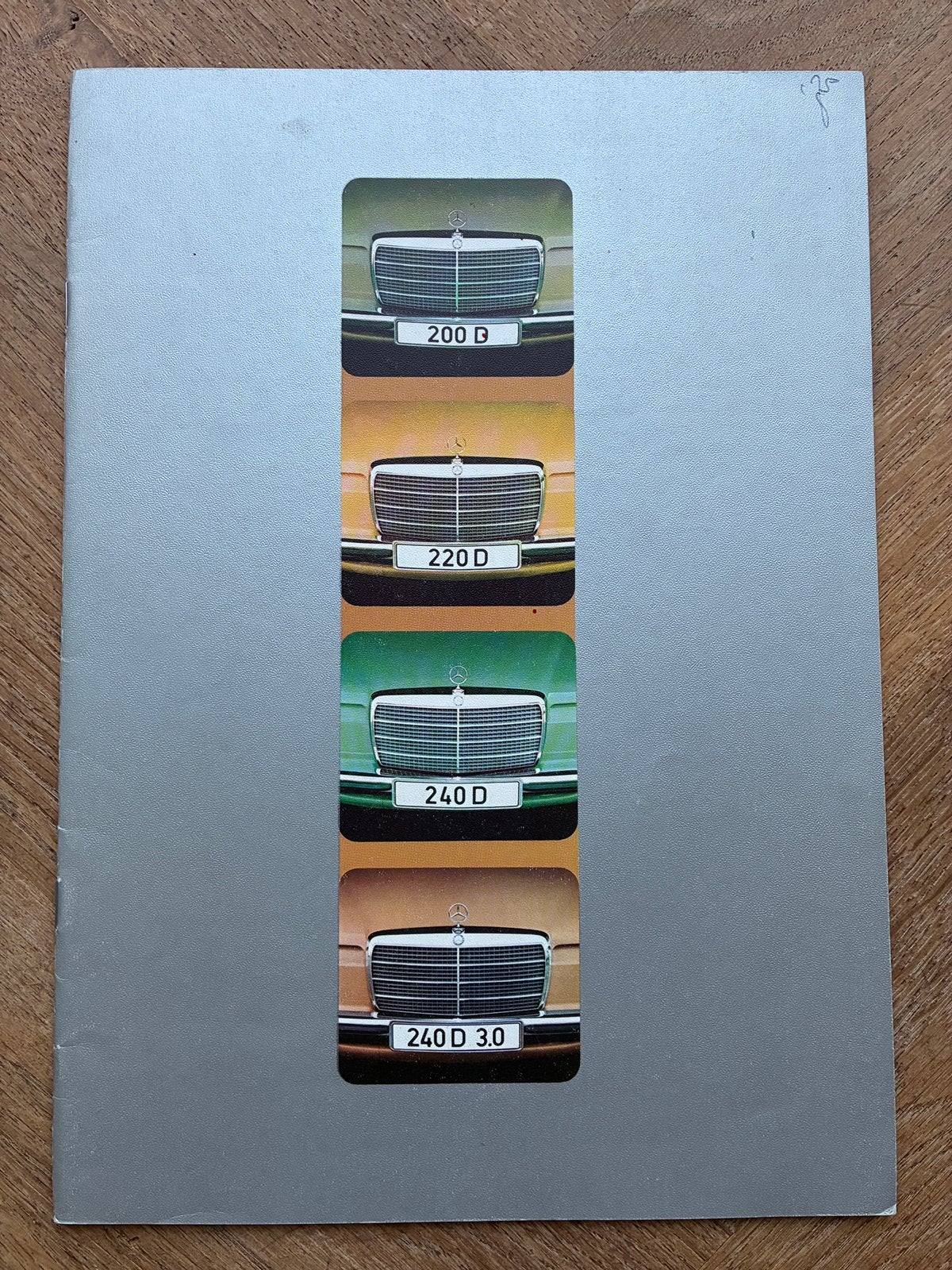 Mercedes W115 diesel brochure Engels 11/74, Verzenden, Zo goed als nieuw, Mercedes