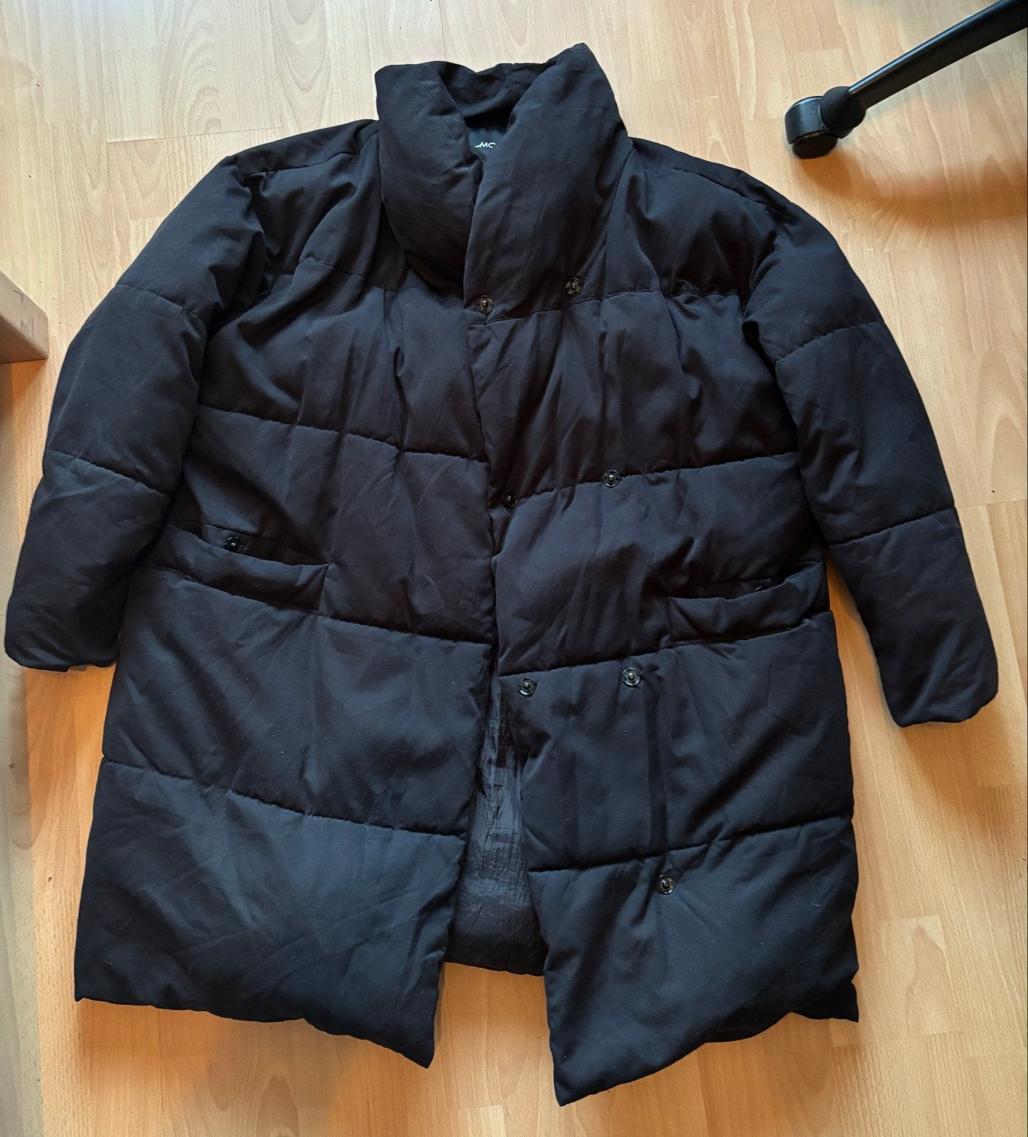 Monki Zwarte Puffer Jas Maat L, Ophalen of Verzenden, Zo goed als nieuw, Maat 42/44 (L), Zwart