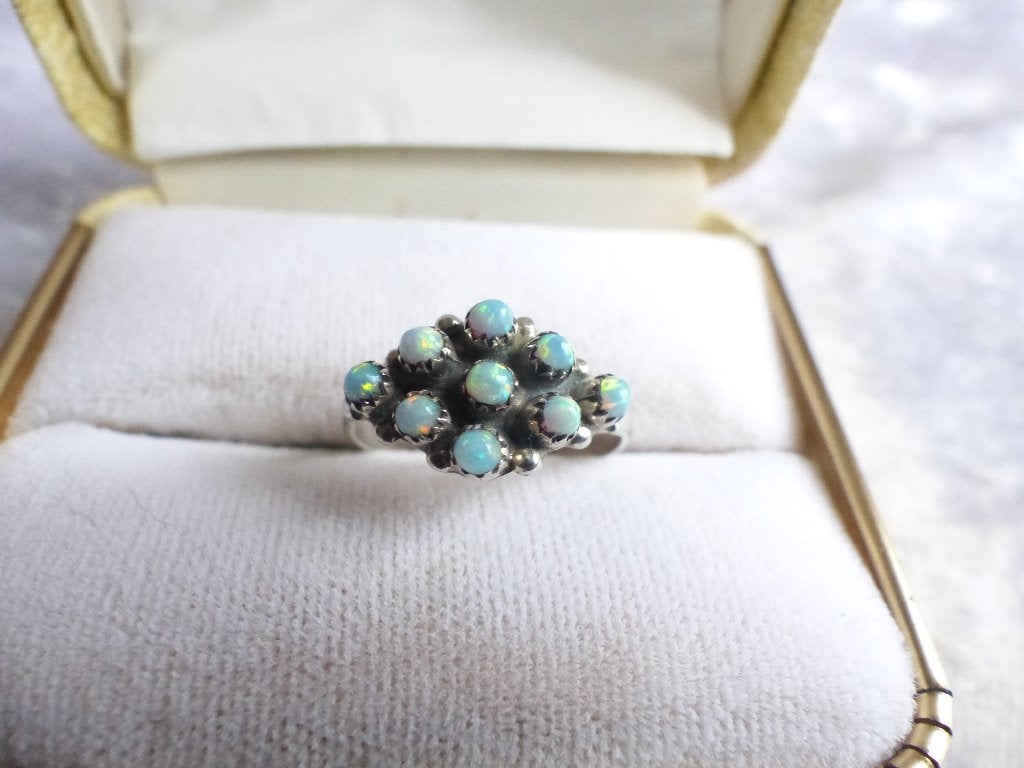Mooie Kleine Fijne Zilveren Ring met 9 kleine ronde Opaaltje, Verzenden, Zilver, Ring, Met edelsteen