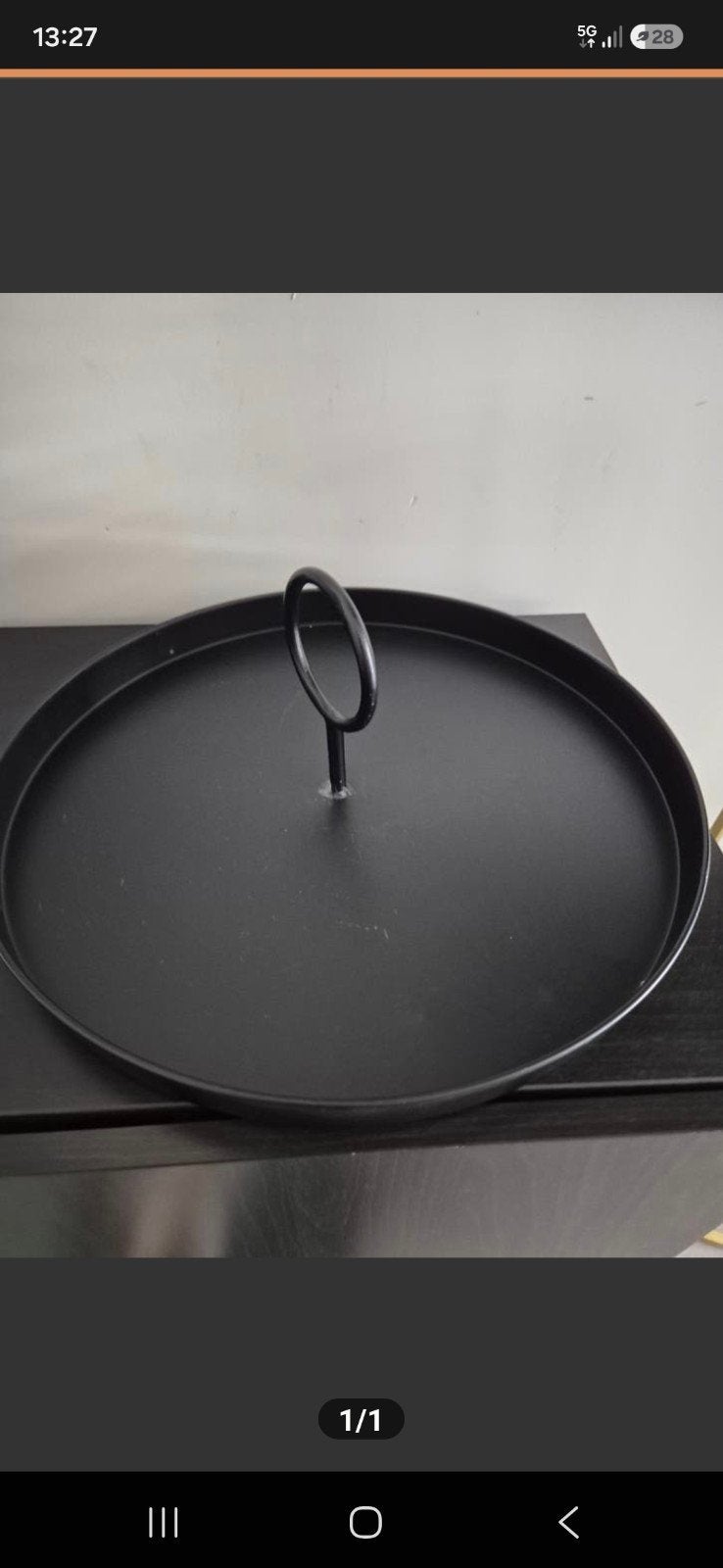 Grote zwarte schaal met hengsel, Gebruikt, Schaal, Rond, Ophalen of Verzenden