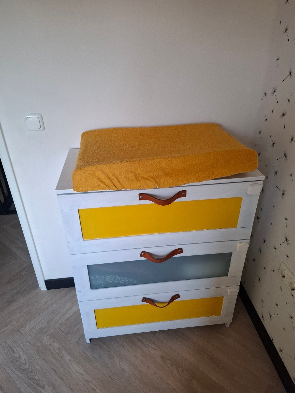 Commode met 3 lades en geel accent, Ophalen, Gebruikt, 50 tot 70 cm, 75 tot 100 cm