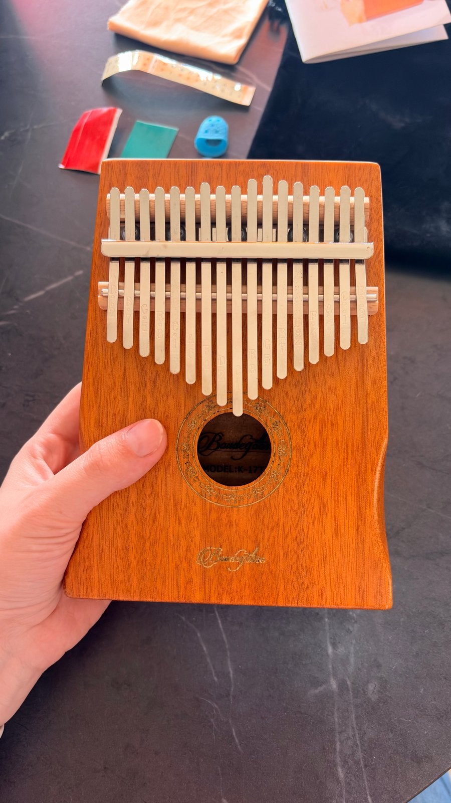 Boudegoose Kalimba 17 tonen Mahonie + accessoires, Muziek en Instrumenten, Ophalen of Verzenden, Gebruikt