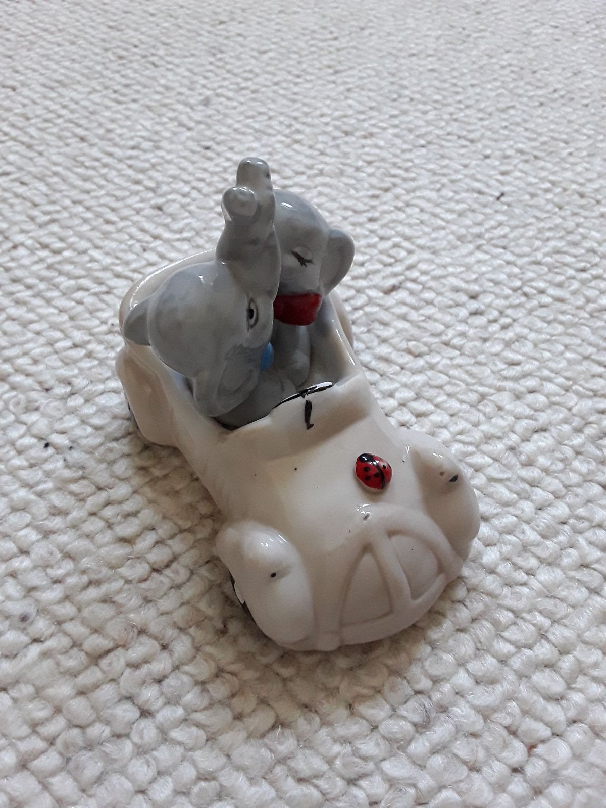 Klein beeldje - olifantjes in auto - lieveheersbeestje erop, Ophalen of Verzenden, Zo goed als nieuw, Wild dier, Beeldje of Figuurtje