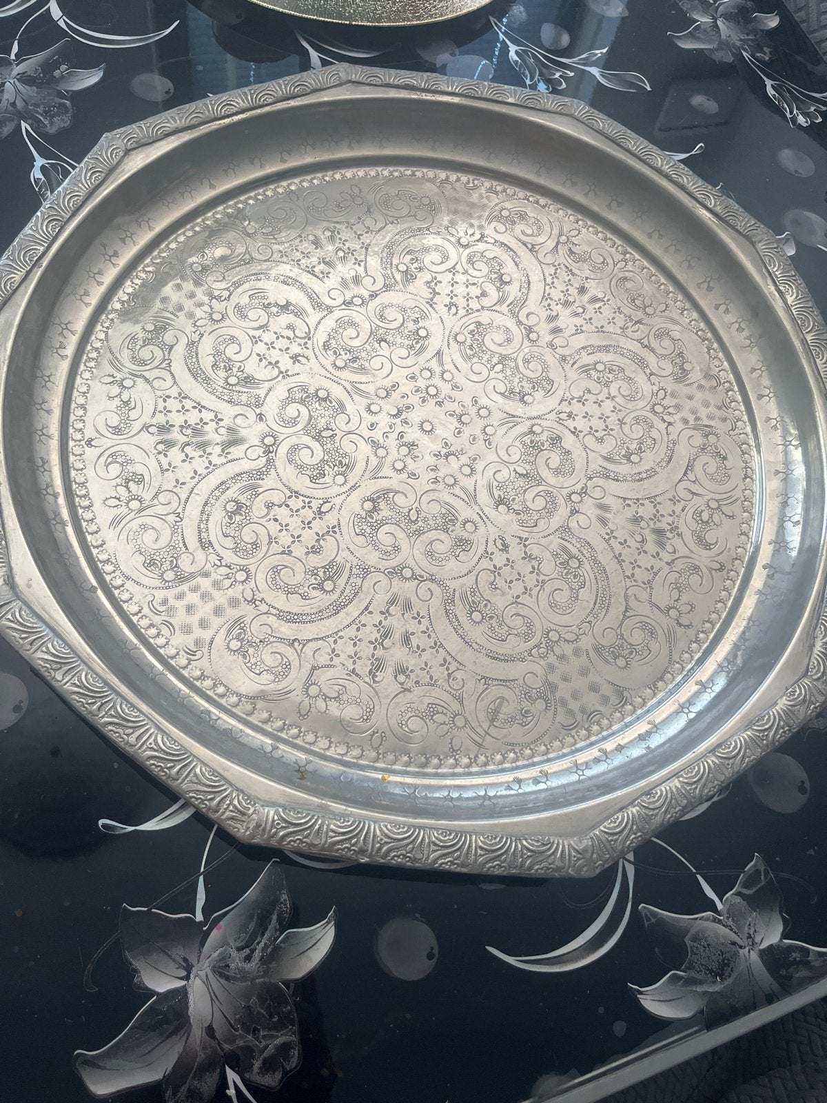Prachtig antieke zilverkleurig dienblad met sierlijk patroon, Ophalen, Gebruikt, Decoratieve rand, Rond