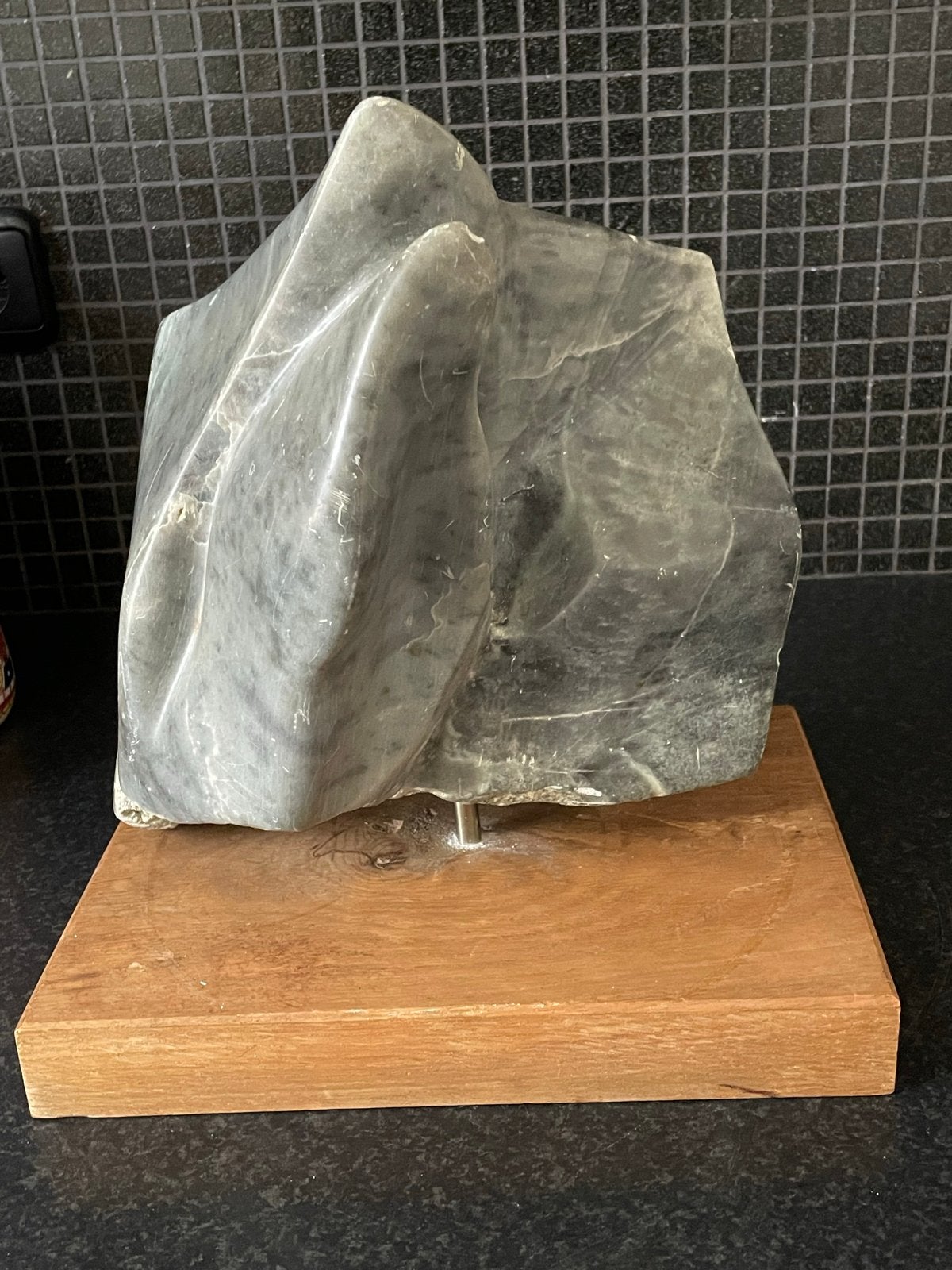Abstract kunstbeeld van steen op houten sokkel, Antiek en Kunst, Ophalen, Handgemaakt, 20 - 50 cm, Steen of Keramiek