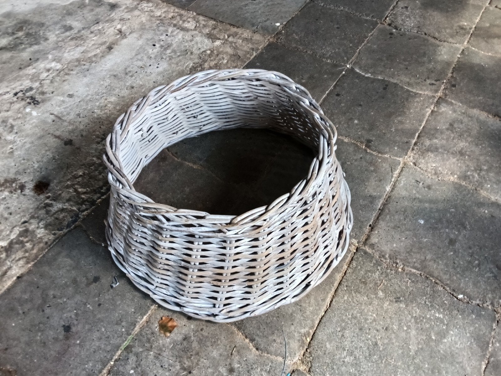 Decoratieve rieten mand/schaal, grijs, Huis en Inrichting, Gebruikt, Mand, Rond, Ophalen of Verzenden