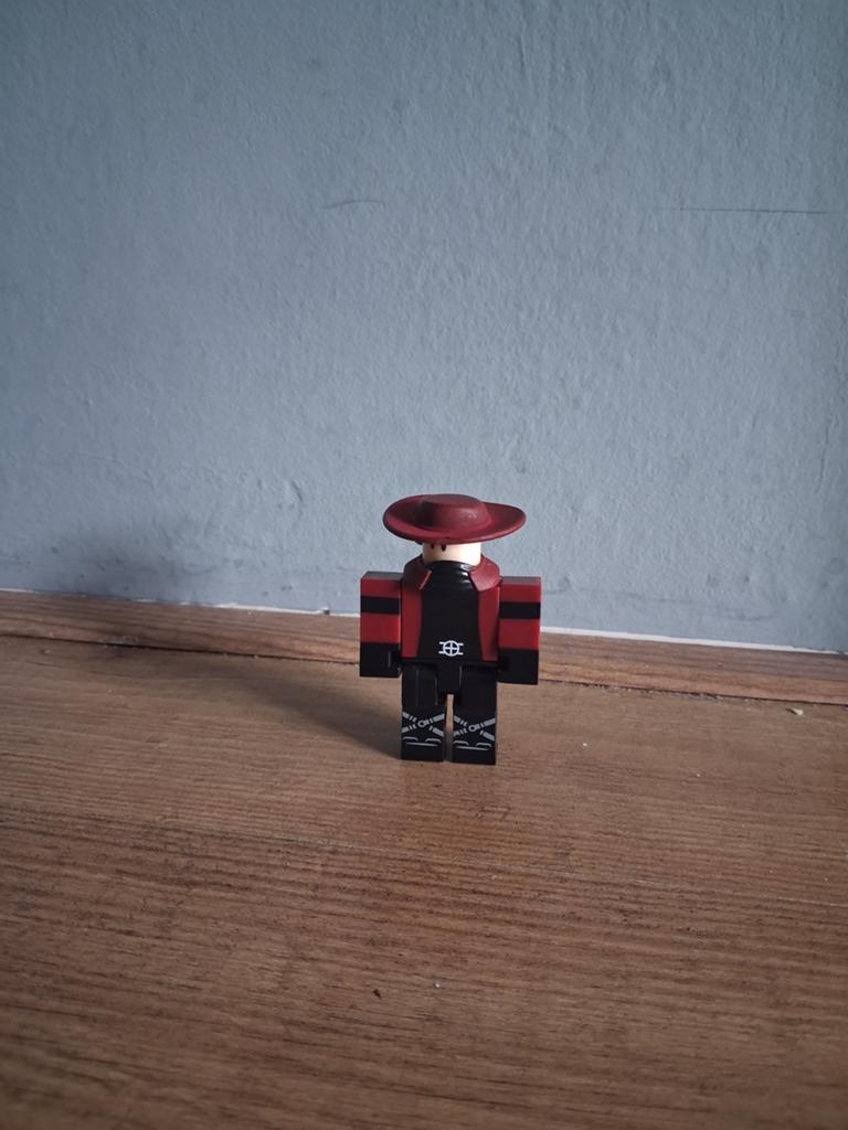 Roblox figuur met rode hoed en jas, Ophalen