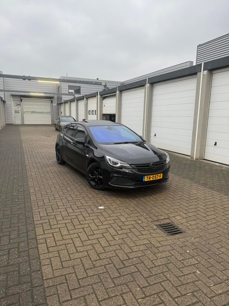 Opel Astra 1.6 Turbo 200pk 5DRS AUT 2018 Zwart PANO, Auto's, Zwart, 4 cilinders, Zwart, 650 kg
