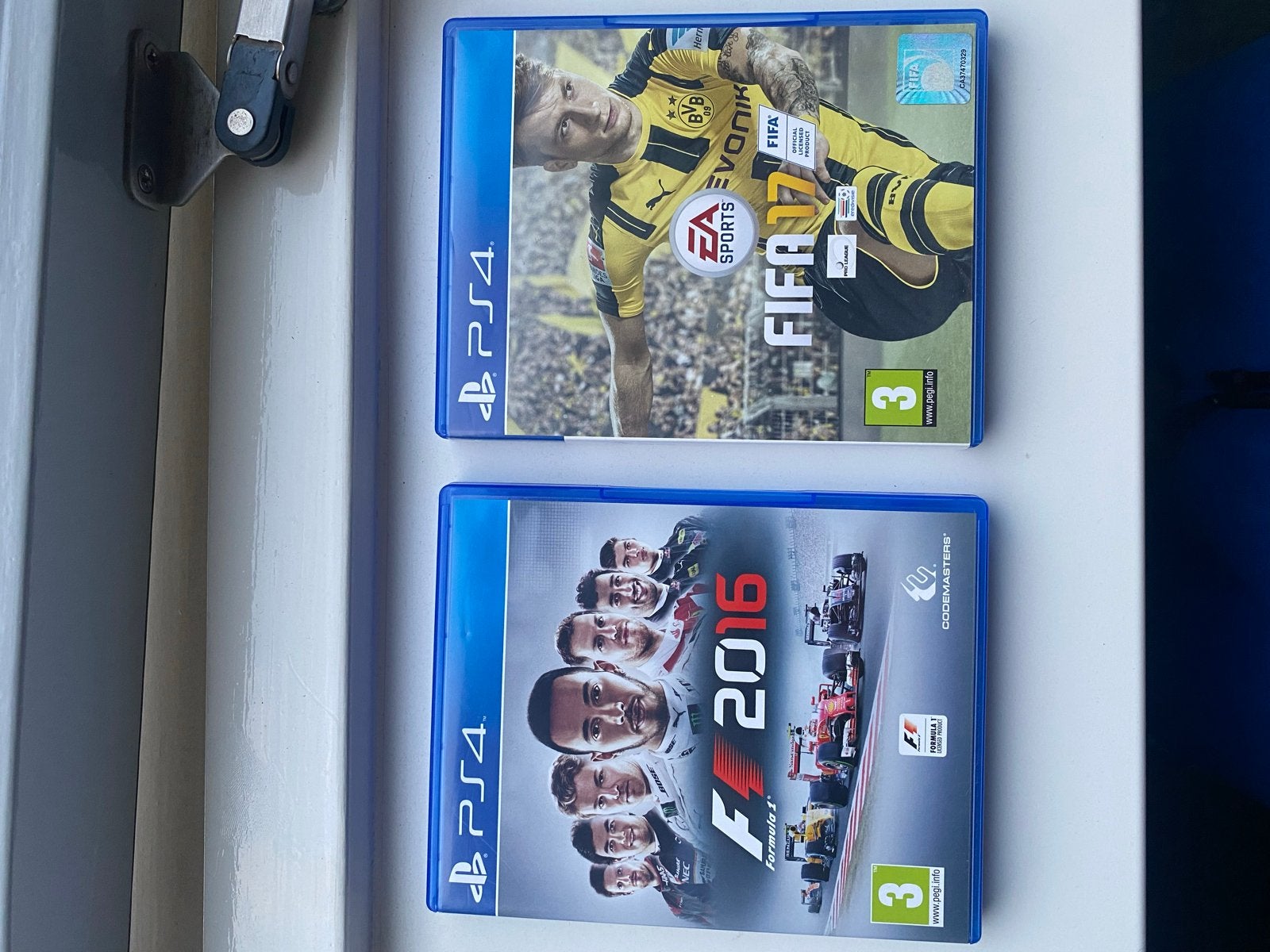 PS4 Games: FIFA 17 & F1 2016 - Zo goed als nieuw, Ophalen, 2 spelers, Eén computer, Zo goed als nieuw