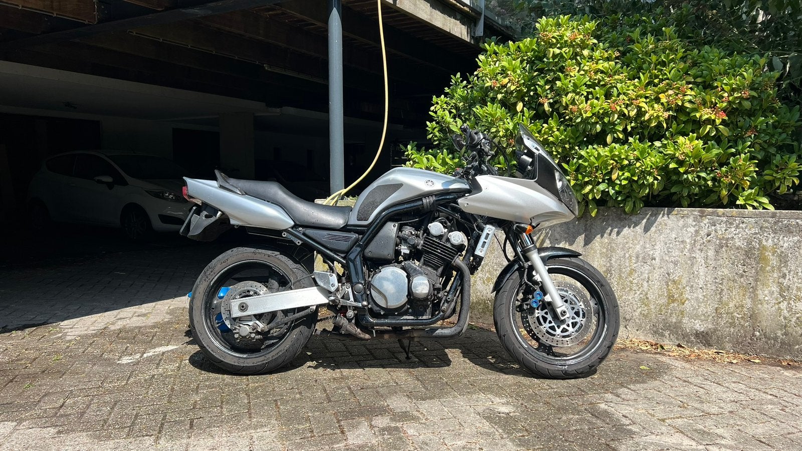 Moet weg: Yamaha Fazer 600 op A2 kenteken met meer vermogen, Motoren, Sportuitlaat, 4 cilinders, Gebruikt, Minimaal motorrijbewijs A2