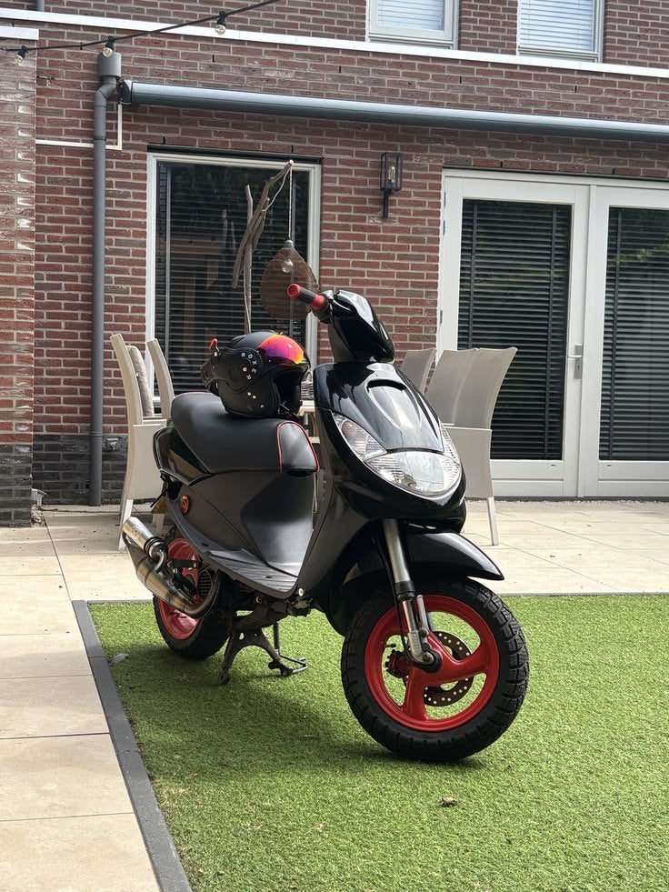 GEZOCHT: Vivacity of ander sport scooter, Fietsen en Brommers, Scooters | Peugeot, Ophalen, Zo goed als nieuw, Tweetakt, Vivacity