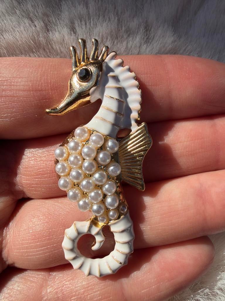 Vintage Zeepaardje Broche met Parelmoer en Goudkleur, Overige materialen, 4 tot 7 cm, Wit, Ophalen of Verzenden