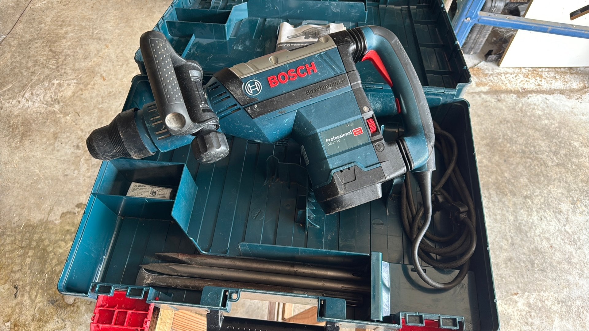 Bosch GSH 7VC Breekhamer - 13J, 1500W met 3 SDS-MAX beitels, Ophalen, Boor- en/of Breekhamer, Variabele snelheid, Gebruikt