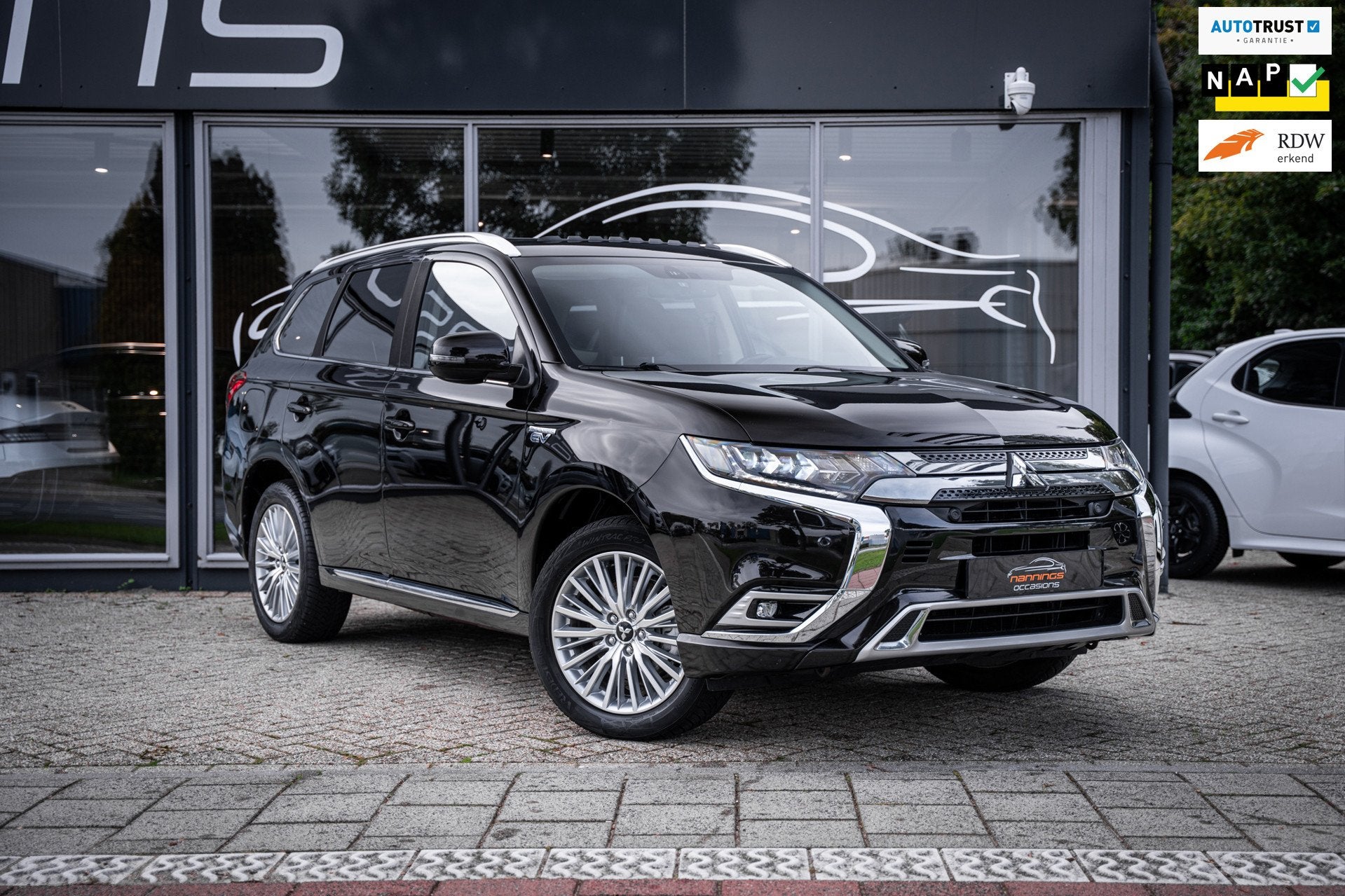 Mitsubishi Outlander 2.4 PHEV Intense+|Trekh|Pano|Dealer Ond, Auto's, Automaat, Dealer onderhouden, 4 cilinders, Bedrijf