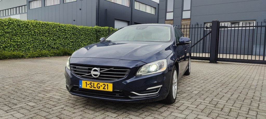 Volvo V60 2.4 D6 AWD Hybride Bj 2013 leer xenon Camera, Auto's, Blauw, Electronic Stability Program (ESP), 11 kWh, Te koop