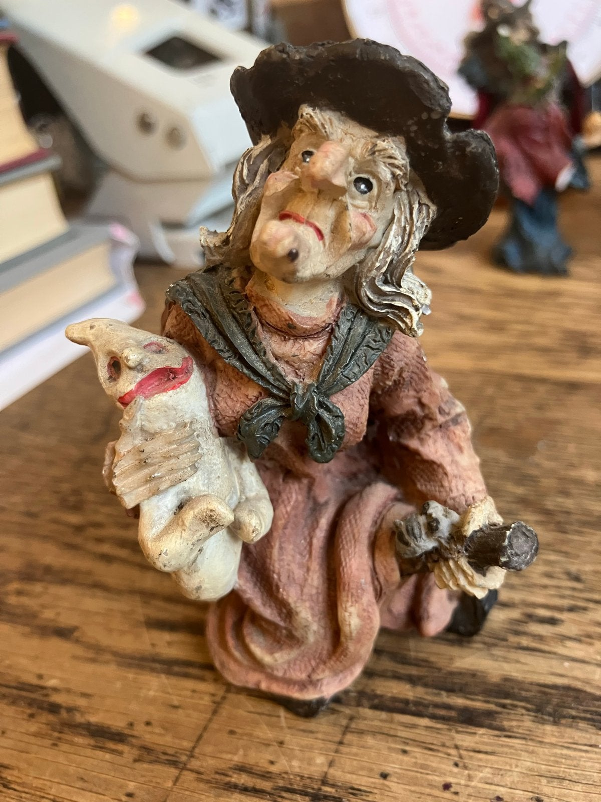 Heks beeldje met kat en bezem, fantasy decoratie, Verzamelen, Beelden en Beeldjes, Ophalen of Verzenden, Gebruikt, Fantasy