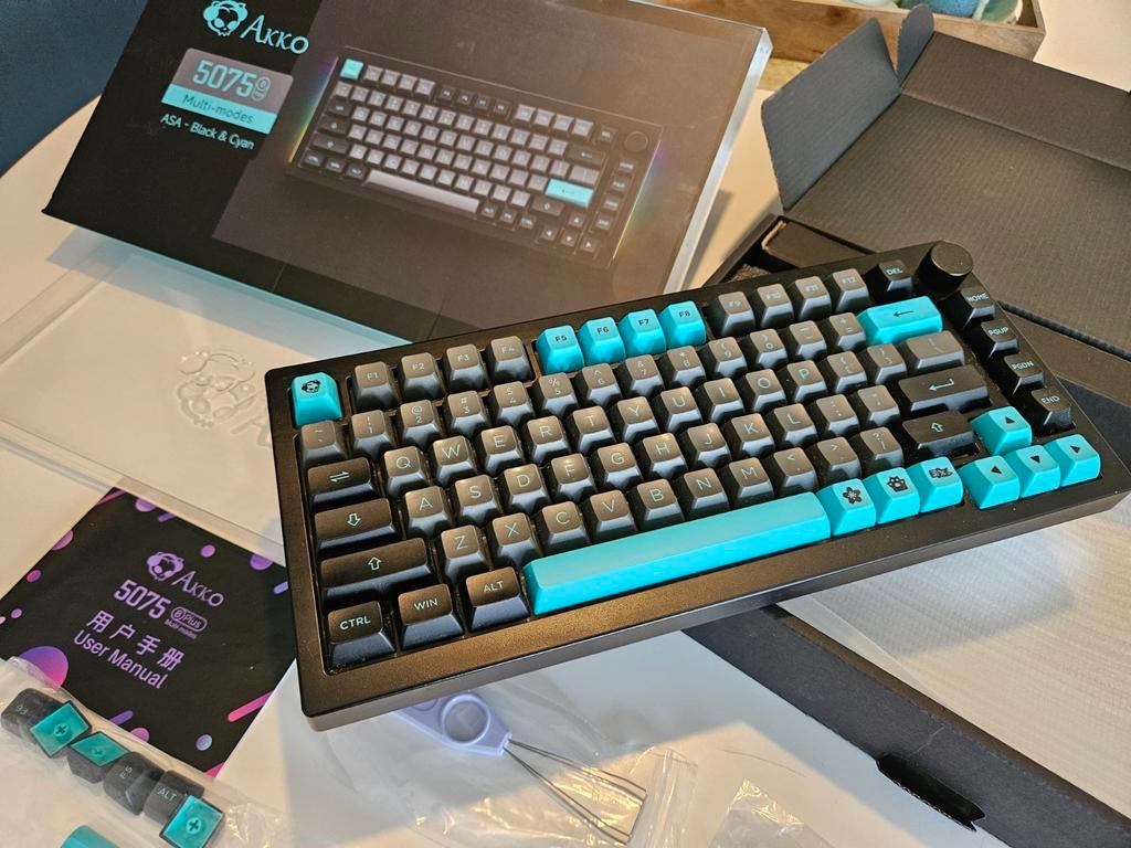 Akko 5075 B Plus - US Layout - Zwart & Cyaan Mechanisch, Computers en Software, Toetsenborden, Ophalen of Verzenden, Zo goed als nieuw