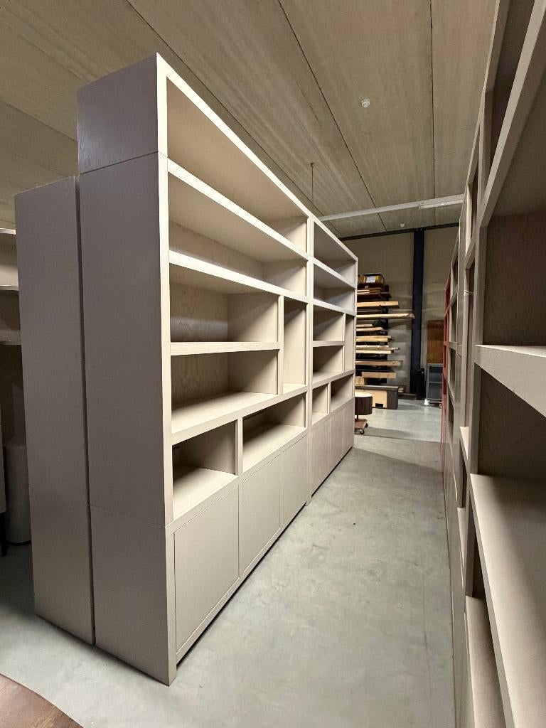 Foto 5 van vakkenkast taupe eiken fineer taupe hotel chique