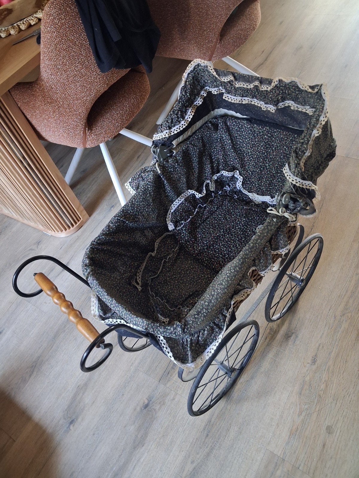 Vintage Poppenwagen met rieten mand en bloemenprint, Ophalen, Gebruikt, Overige typen