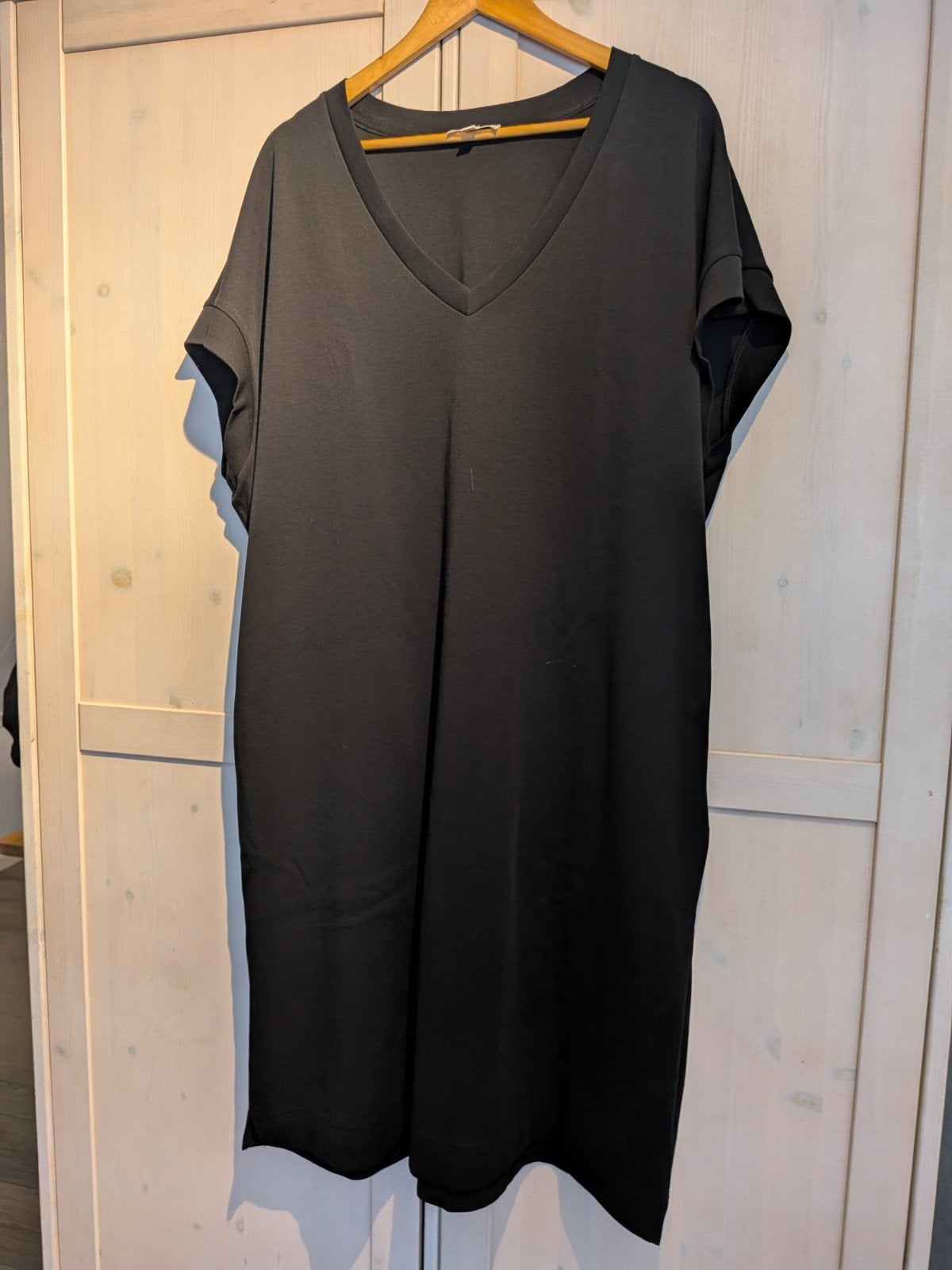 Norah Zwarte Jurk met V-hals, Maat 48 nieuw zonder kaartje, Kleding | Dames, Jurken, Zwart, Maat 46/48 (XL) of groter, Nieuw, Ophalen of Verzenden