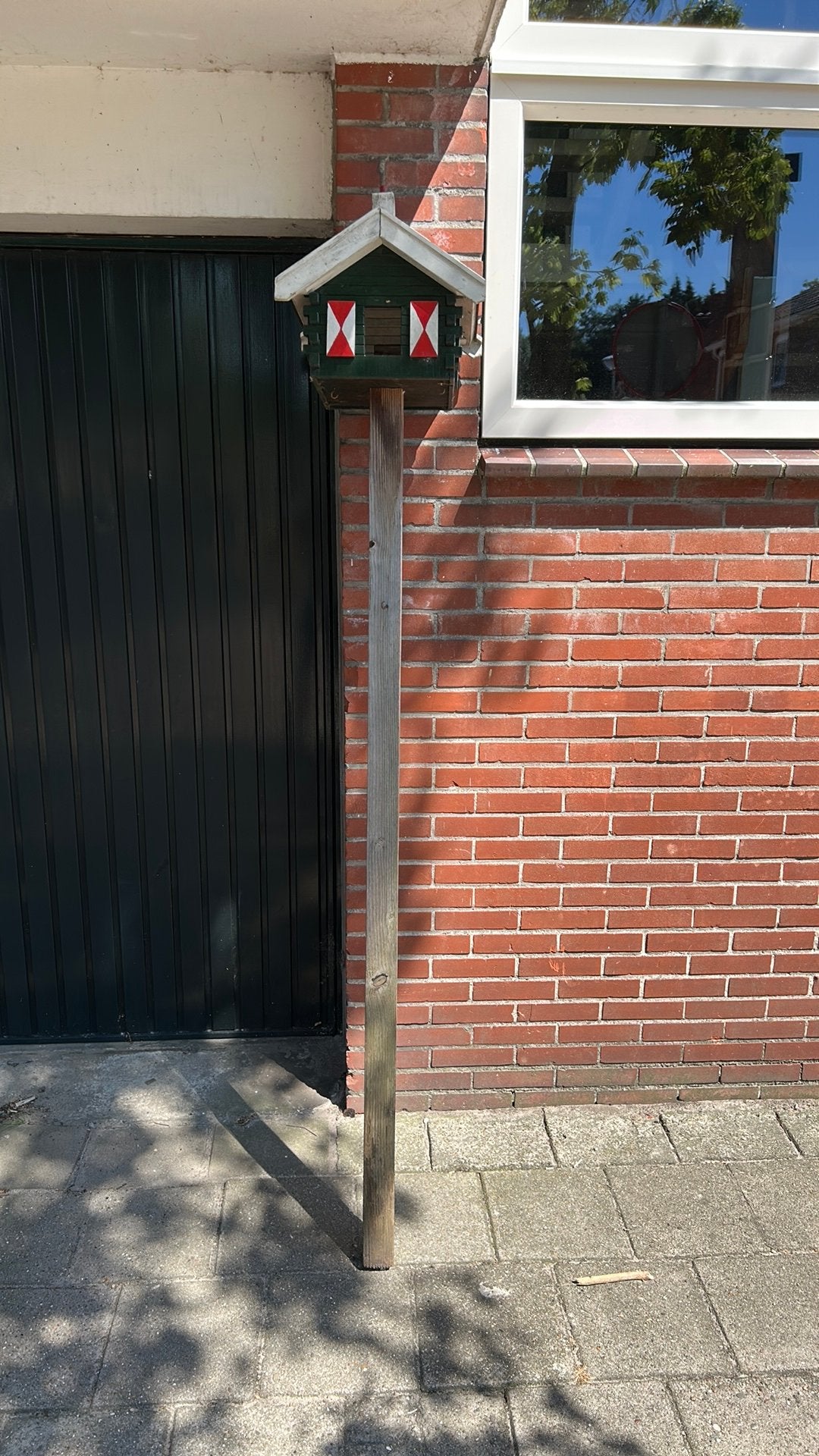 Mooi houten vogelhuis op douglas paal, Ophalen, Gebruikt