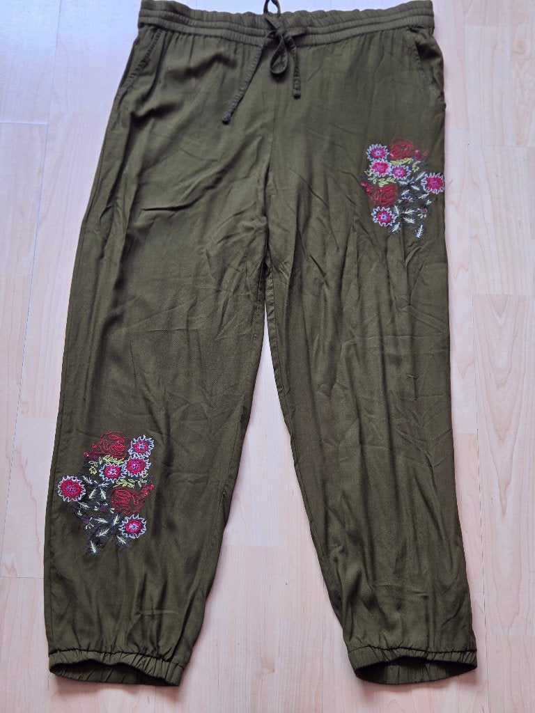 Groene zomerbroek met borduursel maat M, Coline, Kleding | Dames, Maat 38/40 (M), Coline, Verzenden, Zo goed als nieuw