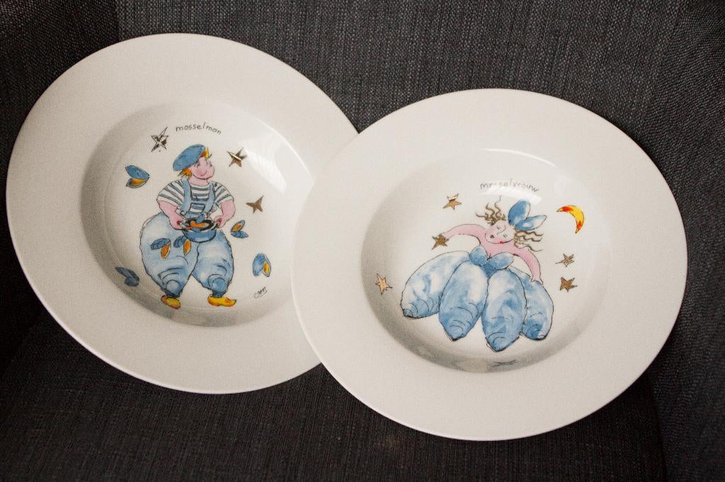 2x bord Mosselvrouw/ Mosselman Corry Ammerlaan - Artihove, Ophalen, Zo goed als nieuw, Bord(en), Overige stijlen