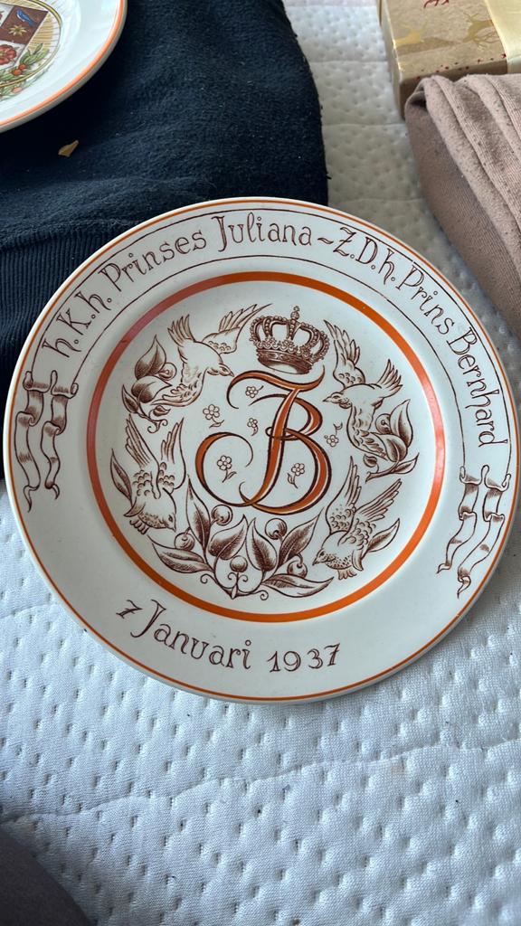 Bordjes ter ere huwelijk bernhard en juliana, Verzamelen, Koninklijk Huis en Royalty, Ophalen of Verzenden, Servies