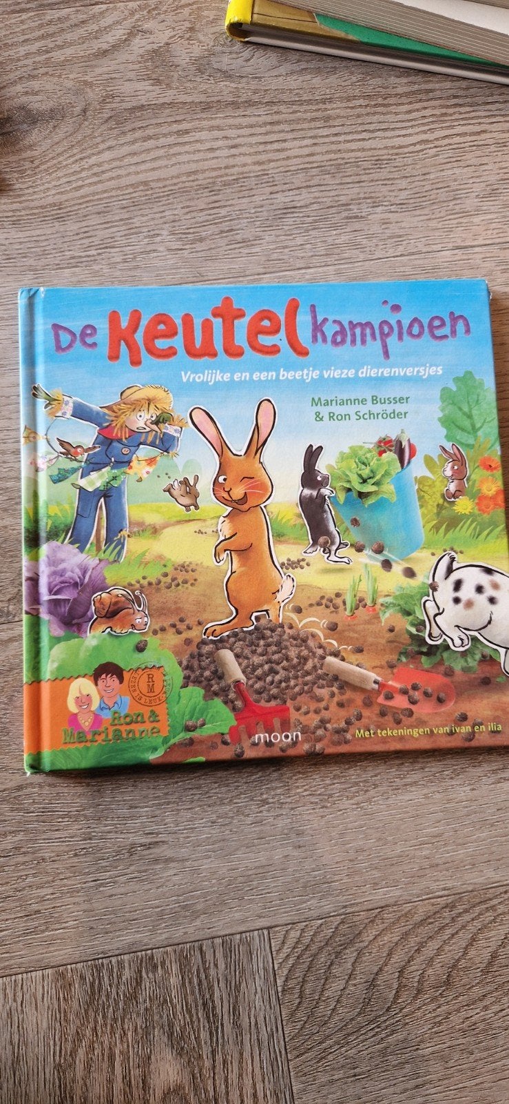 De Keutelkampioen - Vrolijke en vieze dierenversjes, Ophalen of Verzenden, Gelezen, Marianne Busser & Ron Schröder, Fictie algemeen