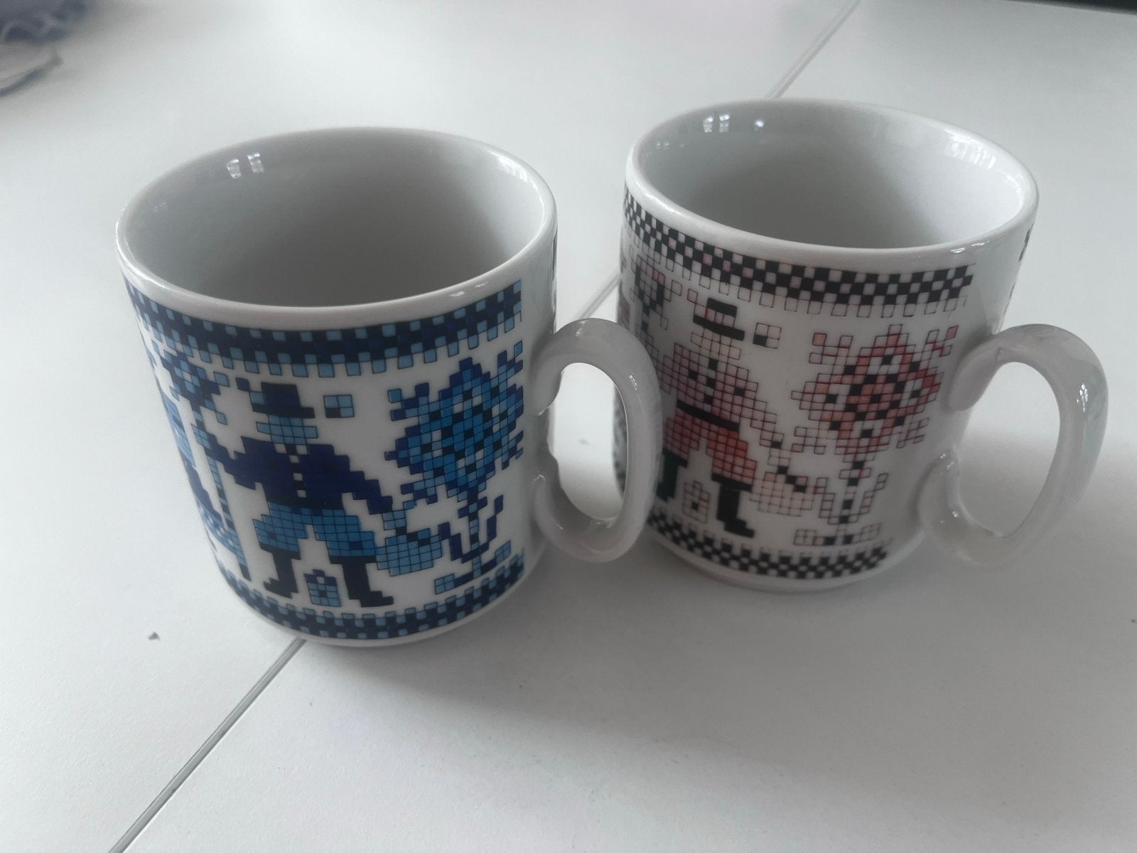 Set van 2 retro Douwe Egberts mokken - rood en blauw, Huis en Inrichting, Gebruikt, Overige merken, Keramiek, Vintage