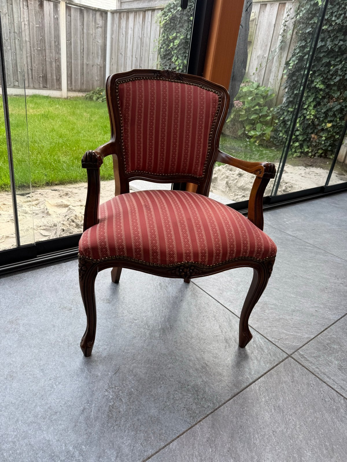 Antieke fauteuil met rood gestreepte bekleding, Antiek en Kunst, Ophalen of Verzenden