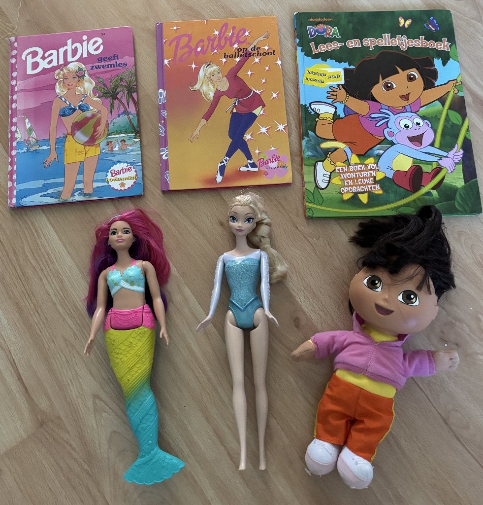2 barbies + 2 boeken 3,50.dora pop + boek 2,50 + boeken/spel, Ophalen of Verzenden, Zo goed als nieuw, Barbie