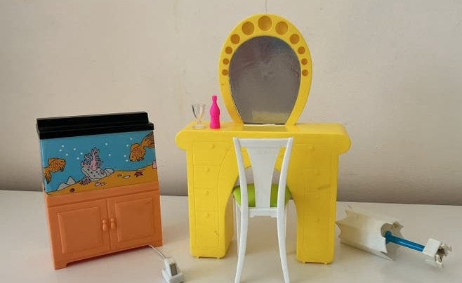 Vintage Barbie meubels: aquarium, kaptafel + licht spiegel,, Ophalen of Verzenden, Gebruikt, Toebehoren