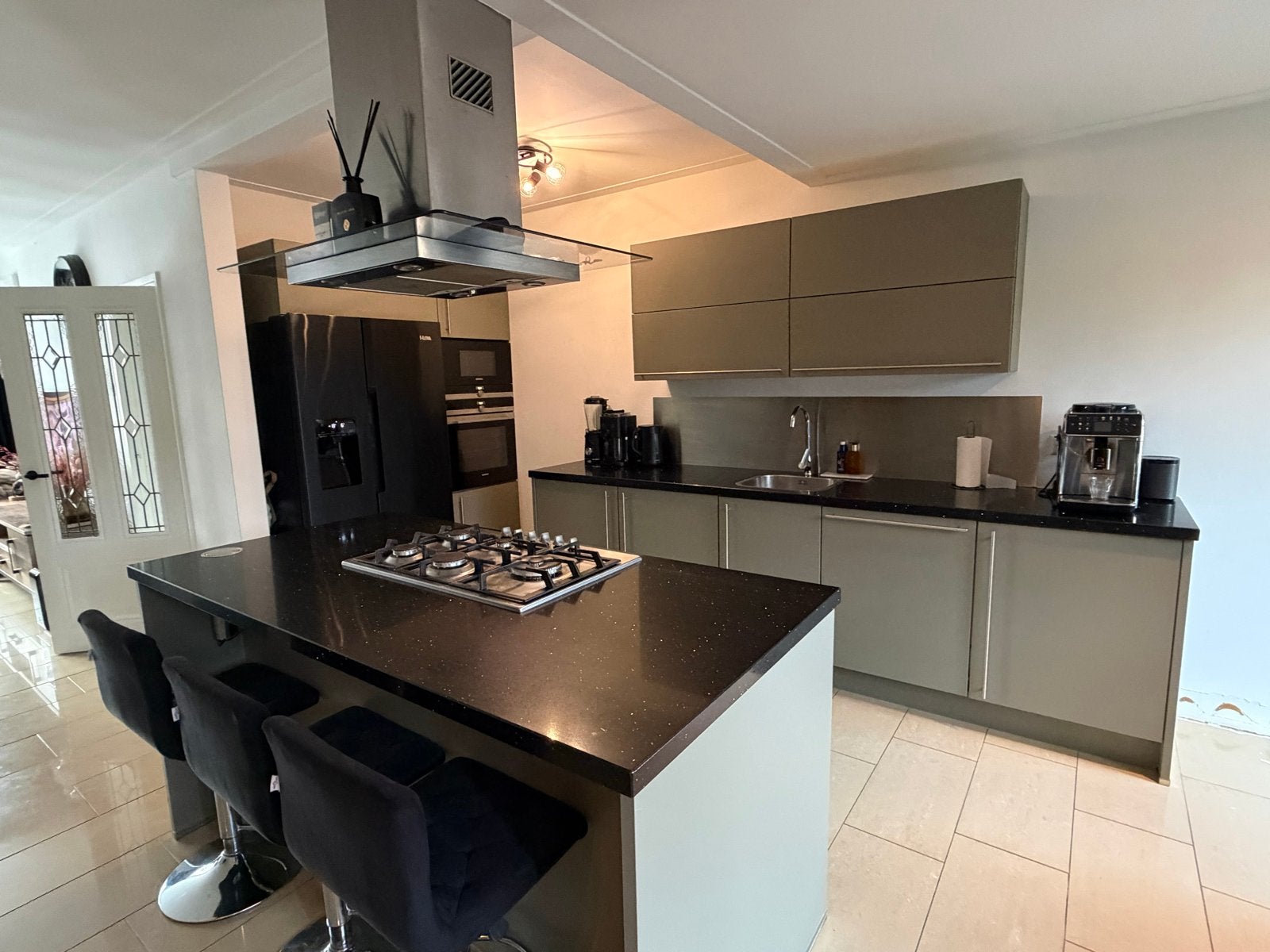 Moderne keuken met kookeiland en inbouwapparatuur, Ophalen, Gebruikt, Overige typen, Met kookeiland